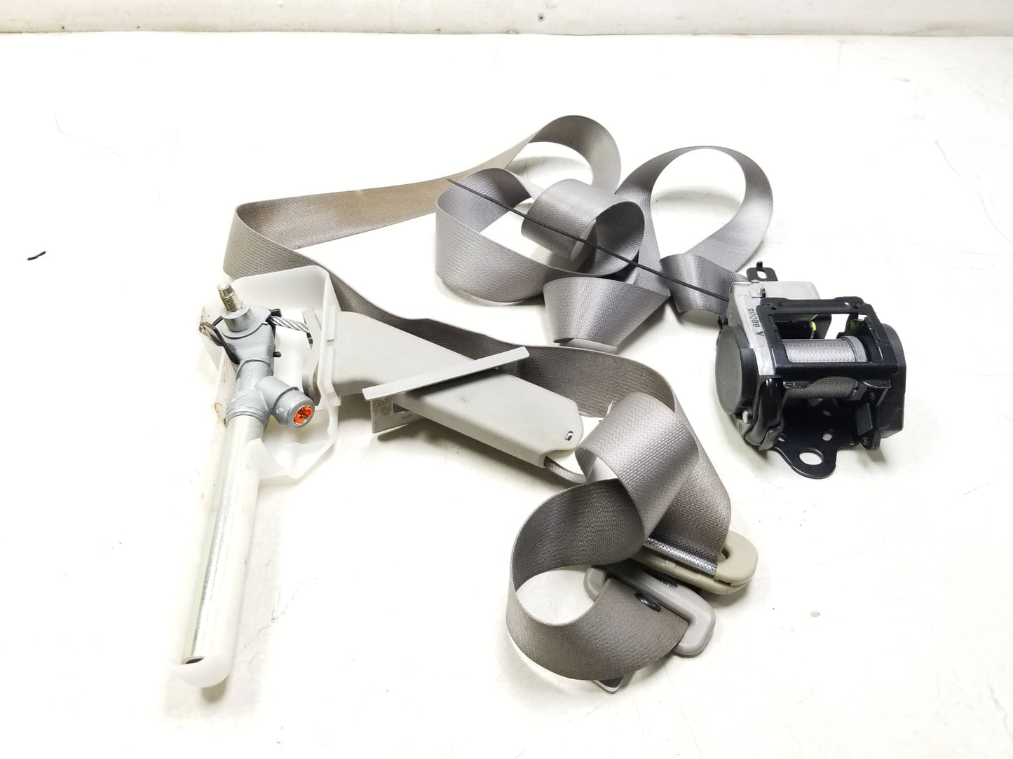 2008 - 2015 Nissan Rogue Front Right Passenger Seat Belt Retractor & Pre Tensioner OEM