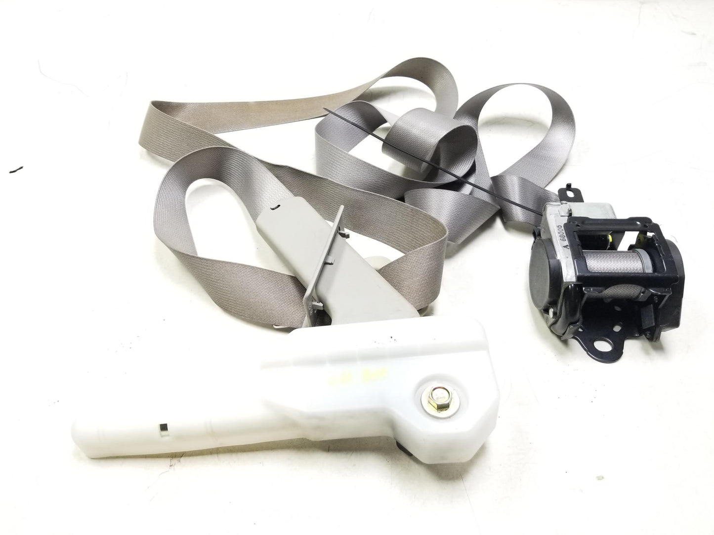 2008 - 2015 Nissan Rogue Front Right Passenger Seat Belt Retractor & Pre Tensioner OEM