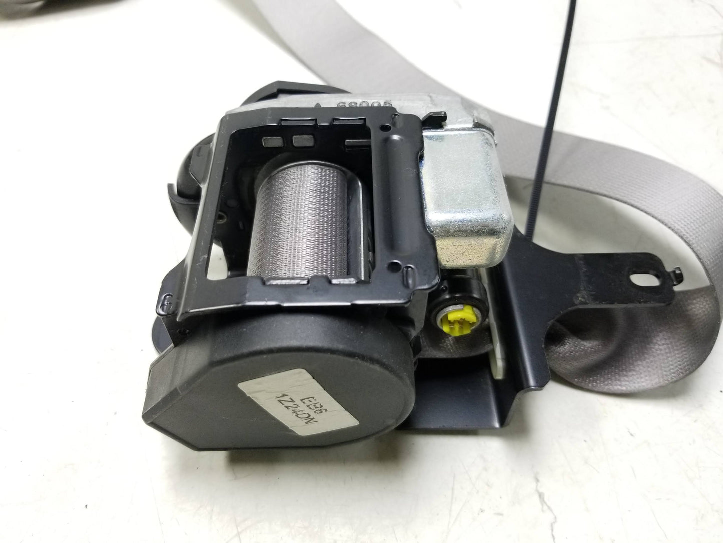 2008 - 2015 Nissan Rogue Front Right Passenger Seat Belt Retractor & Pre Tensioner OEM