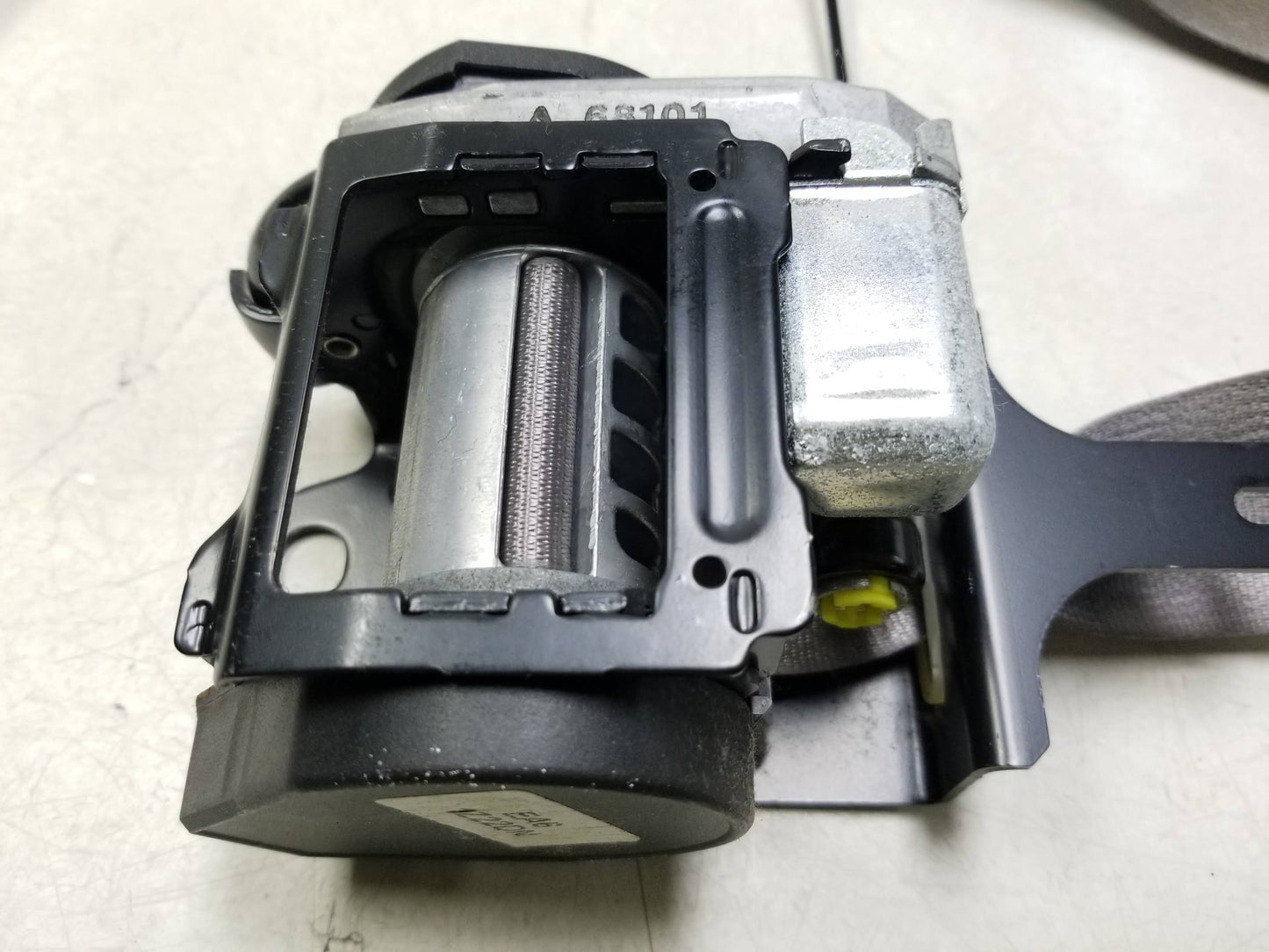 2008 - 2015 Nissan Rogue Front Left Driver Seat Belt Retractor & Pre Tensioner OEM