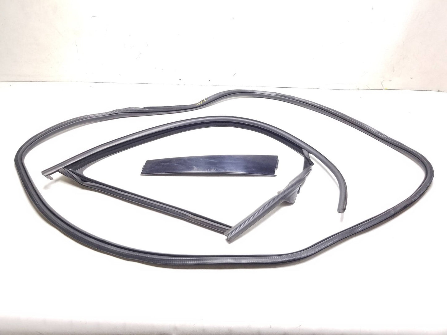 10 - 14 VW Golf GTI Upper Door Glass Weatherstrip Front Passenger Side Right OEM