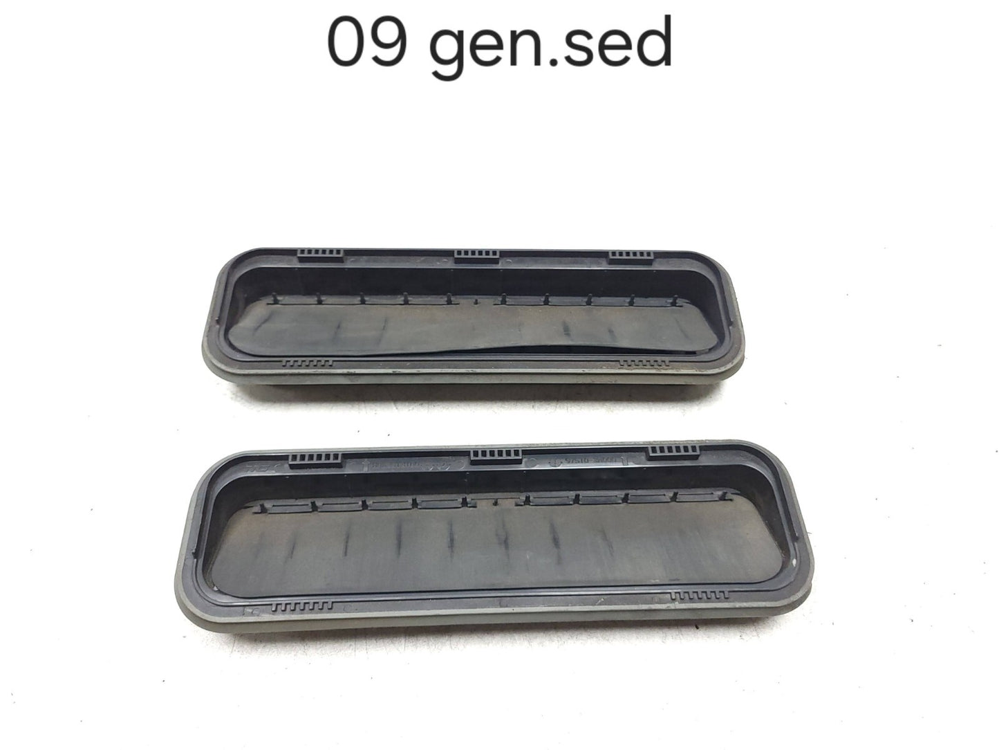 09-14 Hyundai Genesis Rear Quarter Pressure Vent Grille Pair OEM Sedan