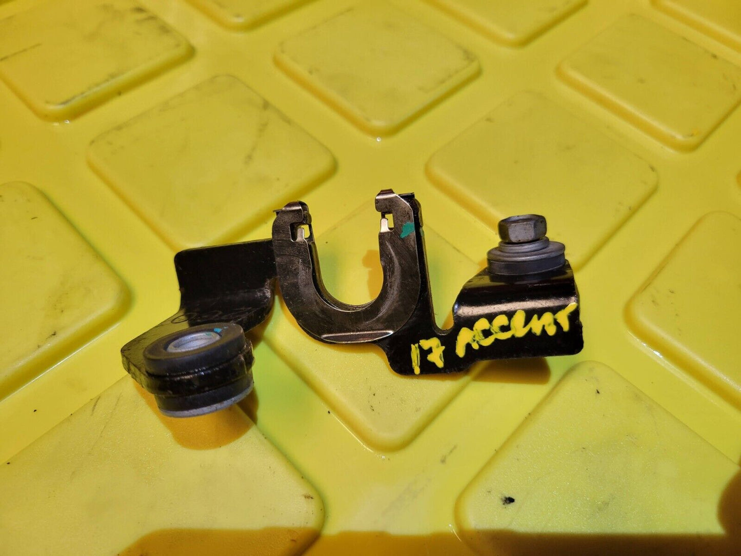 12 - 17 Hyundai Accent Automatic Transmission Shift Cable Bracket OEM