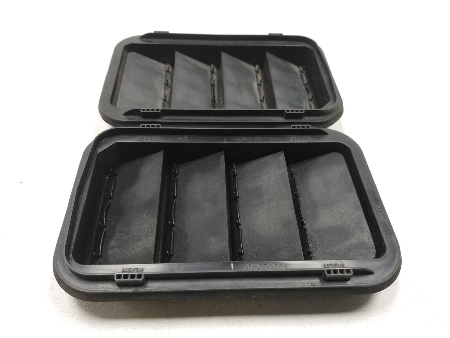 13 14 15 16 GMC Acadia Cab Pressure Vent 2pcs 13502349 OEM