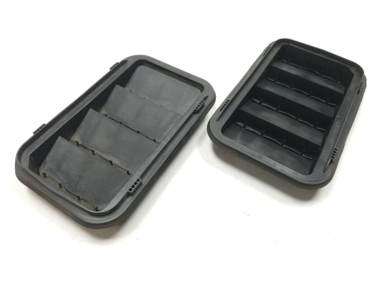 13 14 15 16 GMC Acadia Cab Pressure Vent 2pcs 13502349 OEM