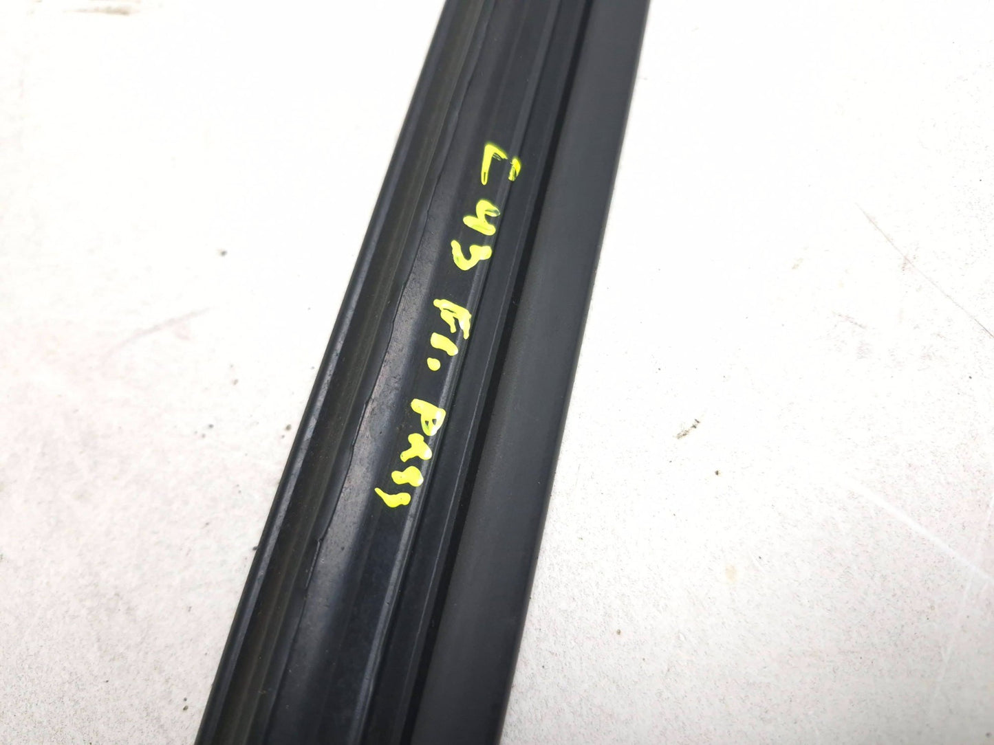 2011 Volkswagen Tiguan Front Door Weatherstrip Seal Passenger Side Rh 4pcs OEM