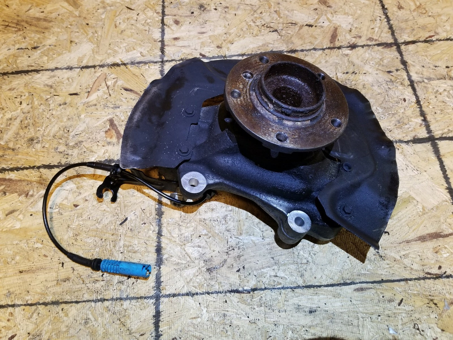 2007 BMW 650i E63 Front Spindle Knuckle Wheel Hub Right Passenger Side OEM