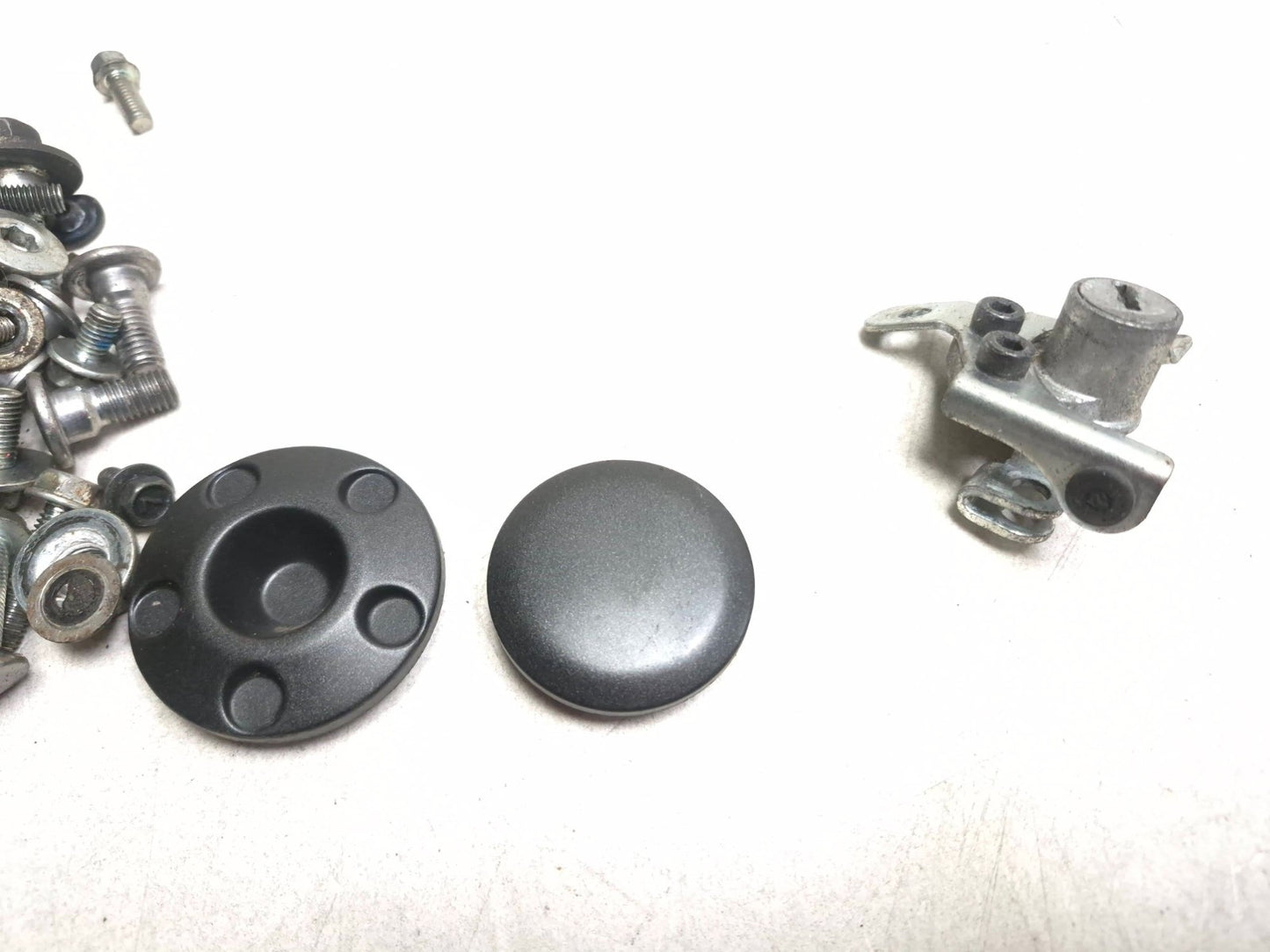 2014 Kawasaki Ninja 300 Ex300a Wheel Axle Pair & Bracket W /misc Bolt OEM