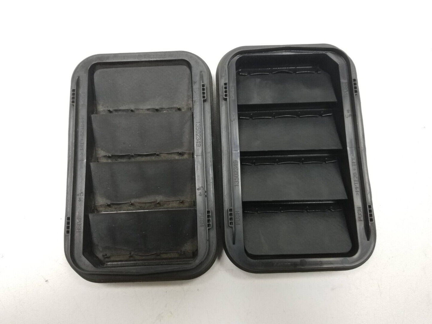 13 14 15 16 GMC Acadia Cab Pressure Vent 2pcs 13502349 OEM