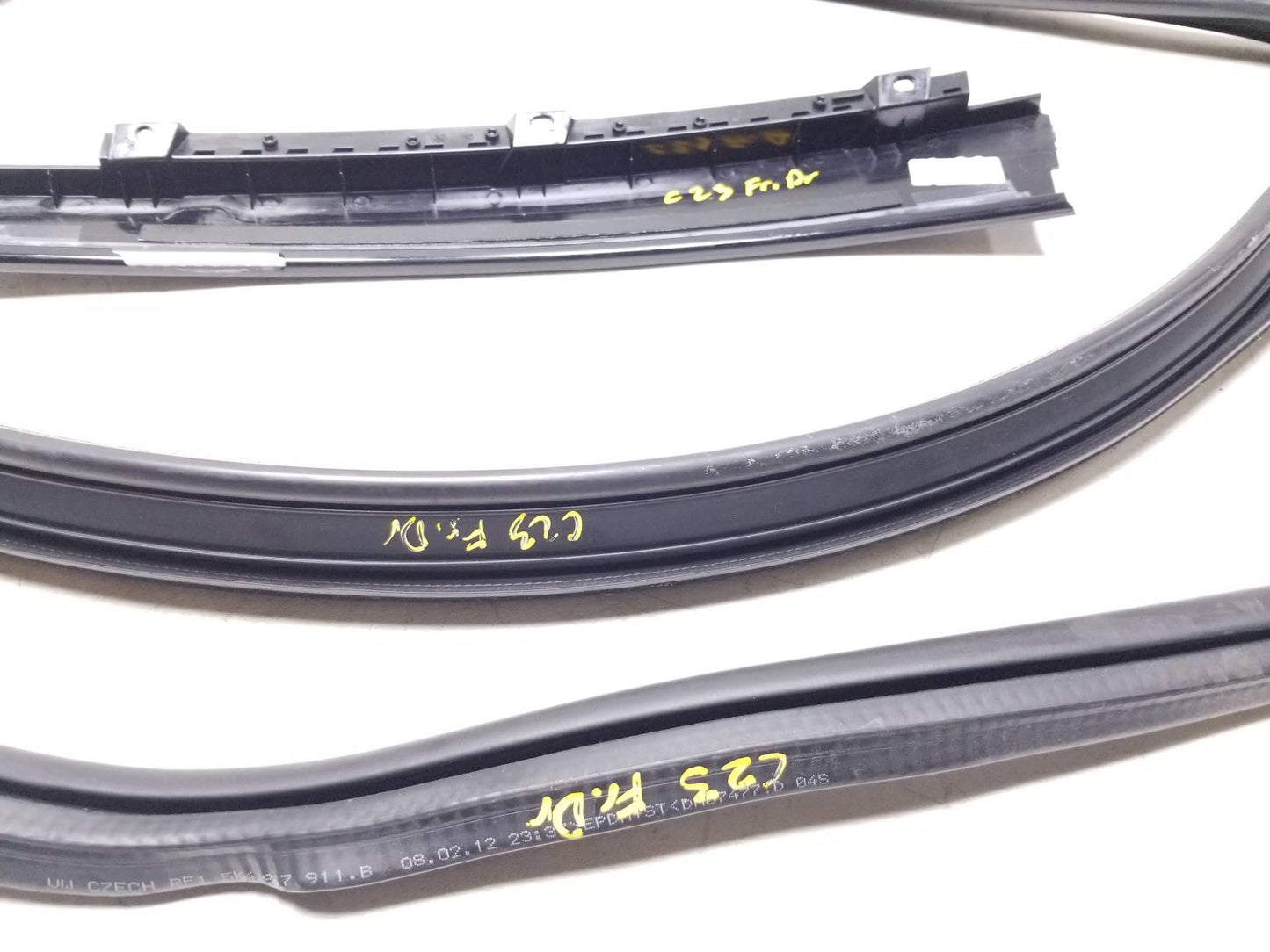10 - 14 VW Golf GTI Upper Door Glass Weatherstrip Front Driver Side Left OEM