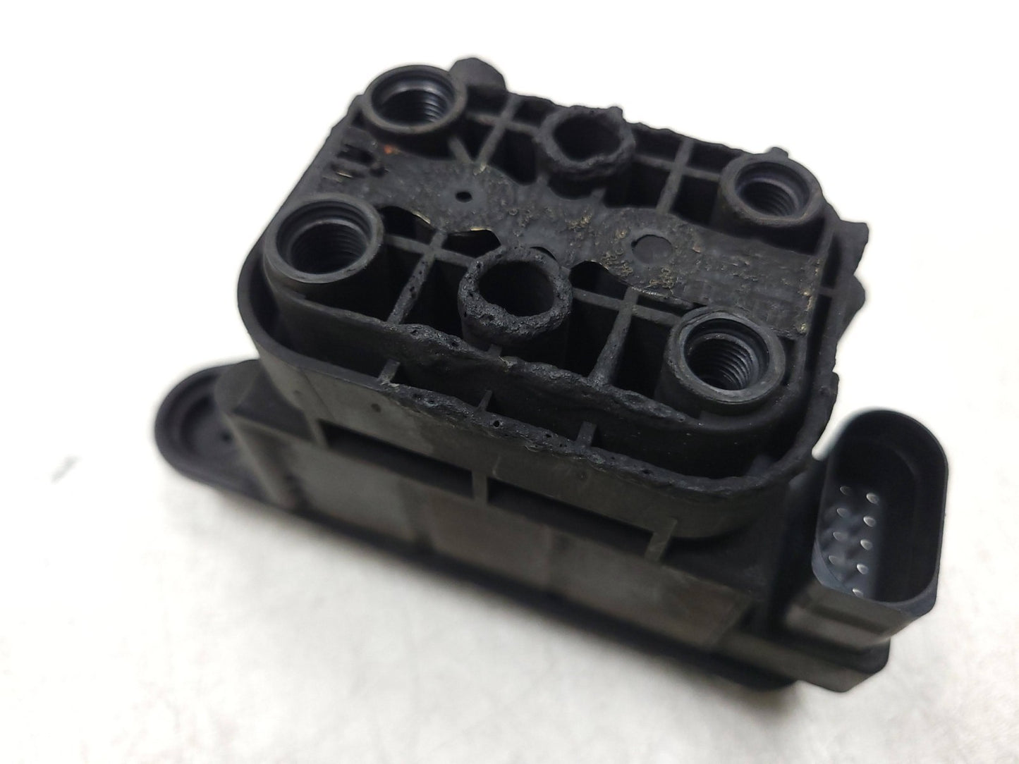 2010 - 2019 Jaguar XJ Air Suspension Control Solenoid Valve OEM