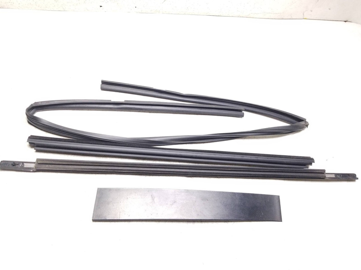 11 20 Dodge Grand Caravan Door Glass Belt Seal Molding Front Passenger Side OEM