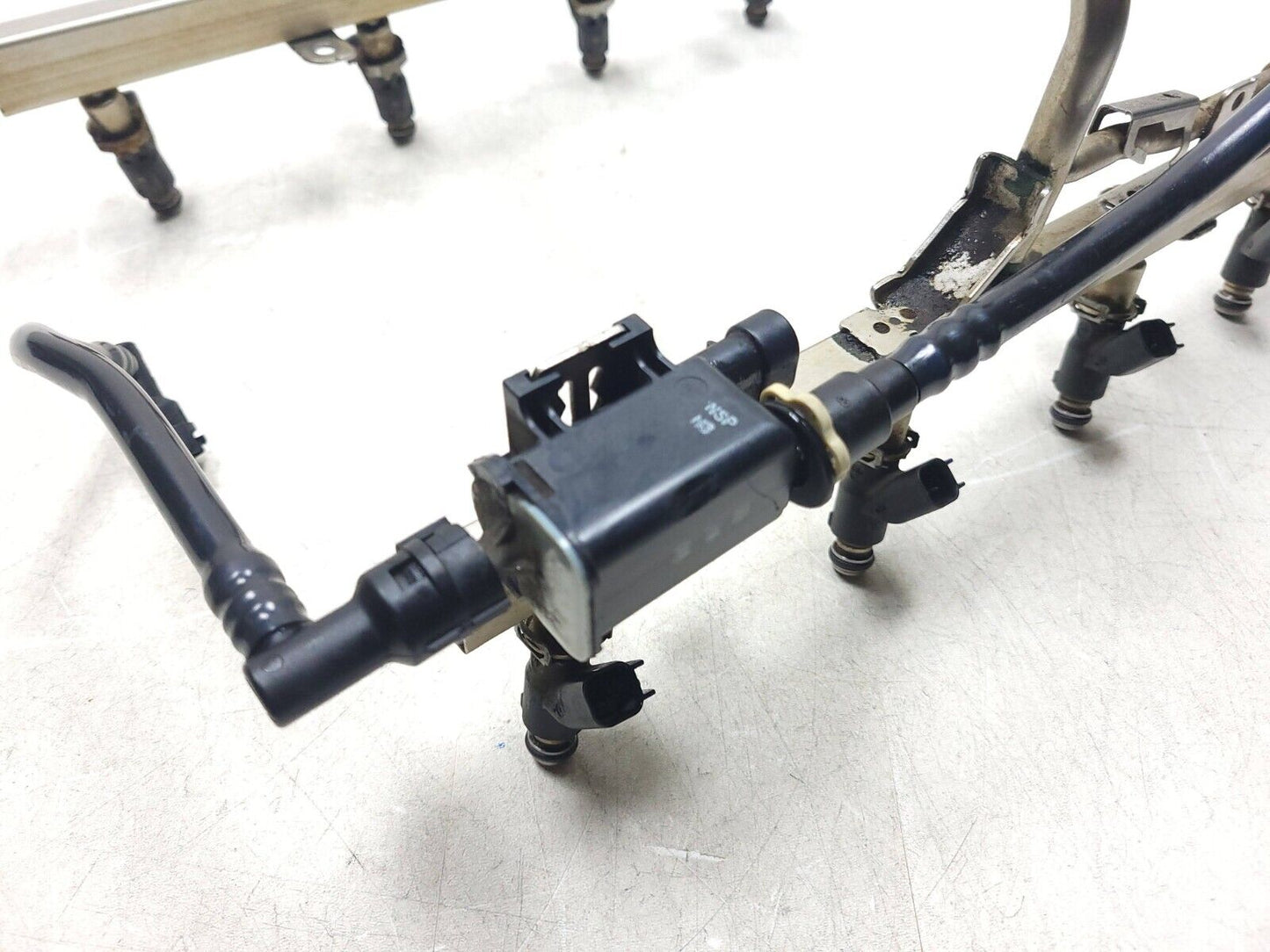 10-14 Chevrolet Suburban Fuel Rail W/ Injectors 5.3l OEM