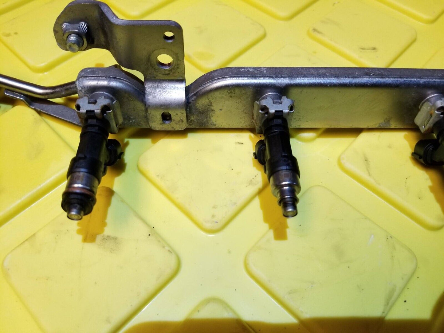 13 - 16 Nissan Sentra Fuel Rail W/ Injectors 1.8l OEM