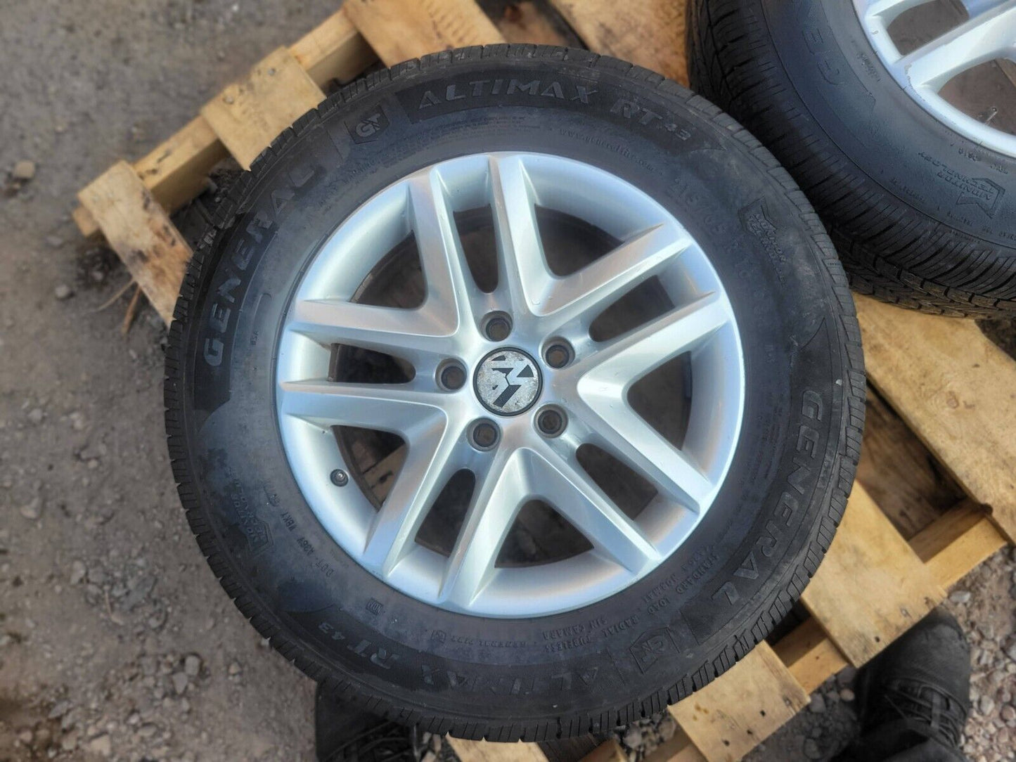09- 18 Volkswagen Tiguan Wheel Rim W/ Tire General 215/65r16 Pair OEM