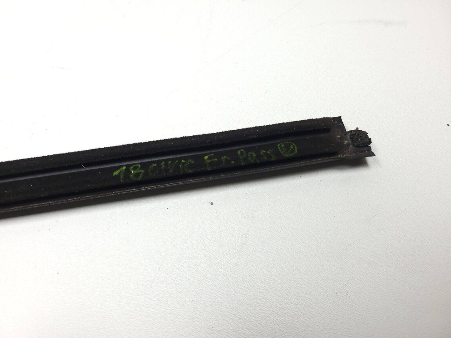 16-20 Honda Civic 4d Door Window Belt Seal Molding Front Passenger Side OEM