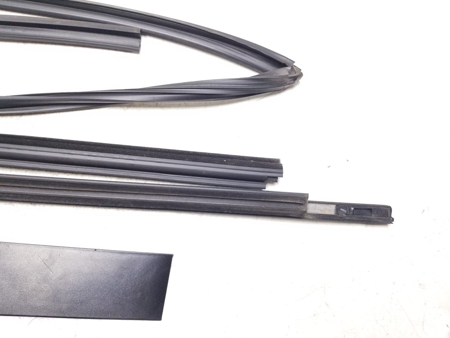 11 20 Dodge Grand Caravan Door Glass Belt Seal Molding Front Passenger Side OEM