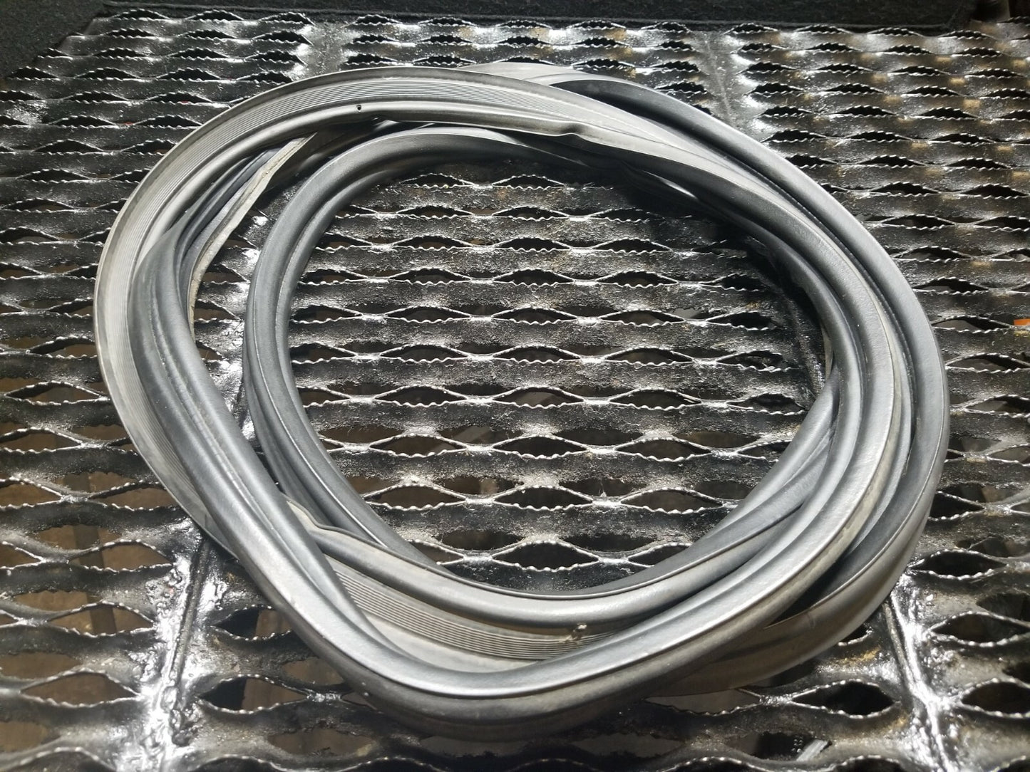 99 00 01 02 03 04 Land Rover Discovery Trunk Lid Weatherstrip Seal OEM #111