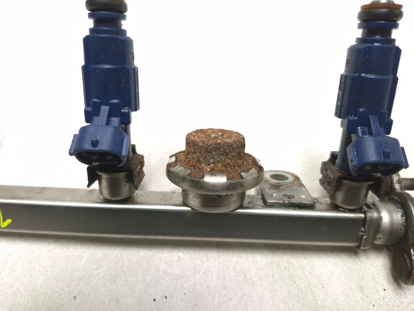 2011 Kia Sportage Fuel Rail W/ Injector 2.4l OEM
