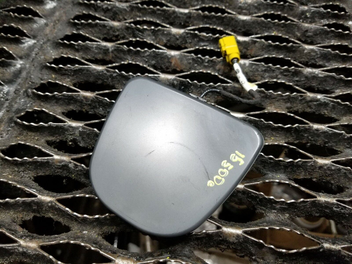 12-19 Fiat 500 Stereo Radio Antenna Base Mopar 68085981aa OEM 12k
