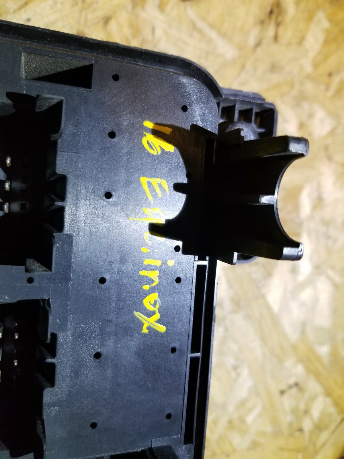 15 16 17 Chevrolet Equinox Engine Fuse Relay Box 23404556 OEM 24k