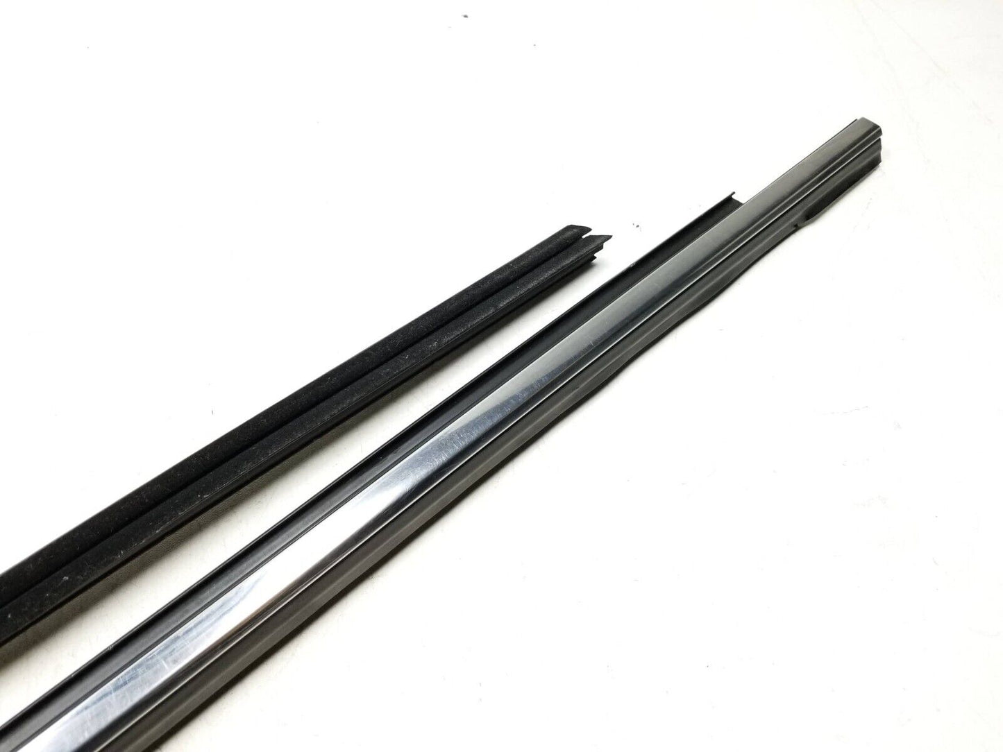 11-14 Chrysler 200 Sedan Window Belt Seal Front Passenger Side Right 2pcs OEM