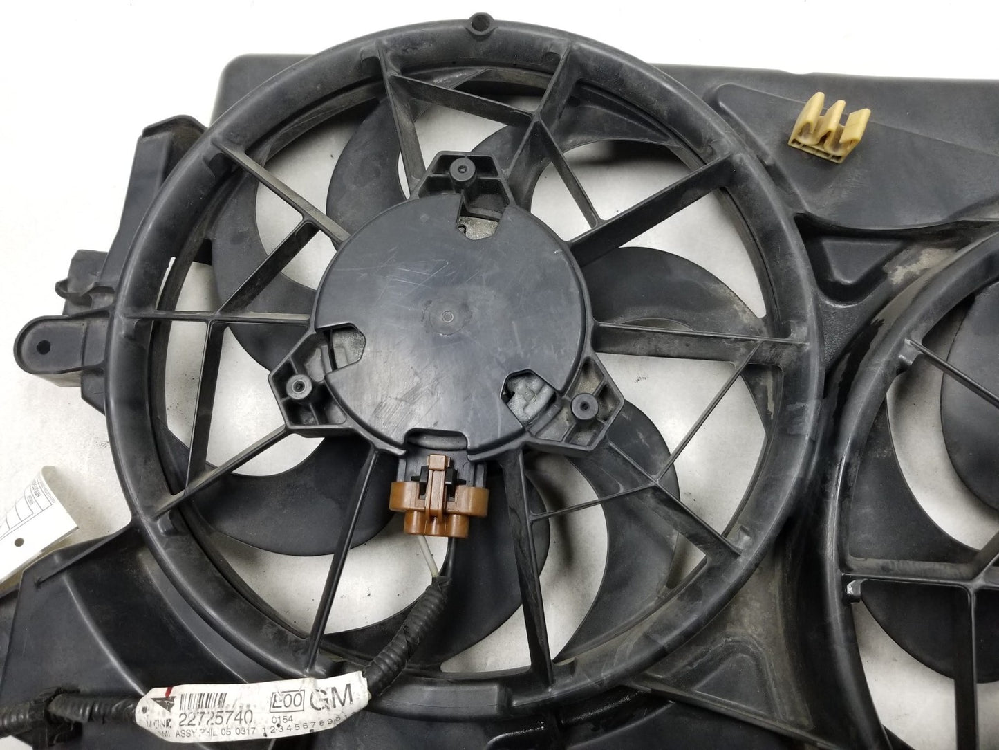 2005 Chevrolet Equinox Radiator Cooling Fan W/ Shroud 3.4l OEM