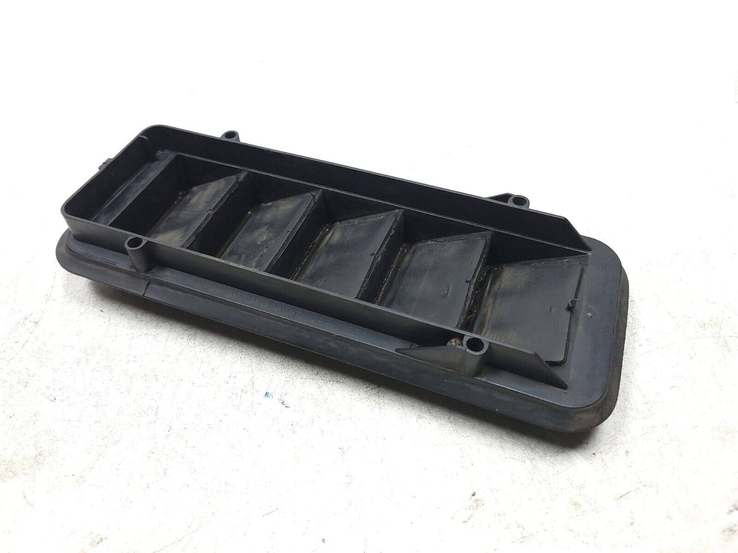 14-19 Chevrolet Silverado 1500 Rear Quarter Panel Pressure Air Vent Lh & Rh OEM