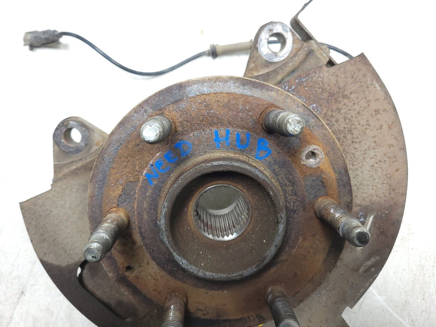 14-19 Chevrolet Silverado 1500 Front Spindle Knuckle Wheel Hub Passenger Rh OEM