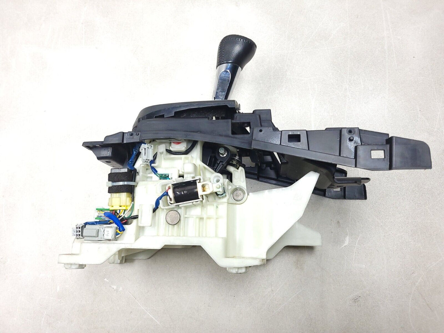 2007-2010 Mitsubishi Outlander Automatic Transmission Gear Shifter  OEM