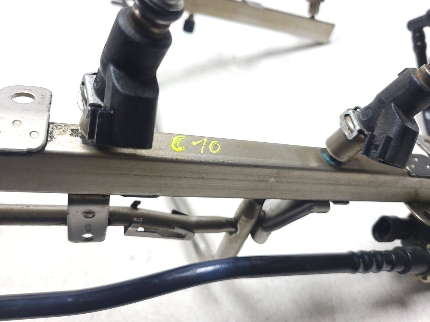 10-14 Chevrolet Suburban Fuel Rail W/ Injectors 5.3l OEM