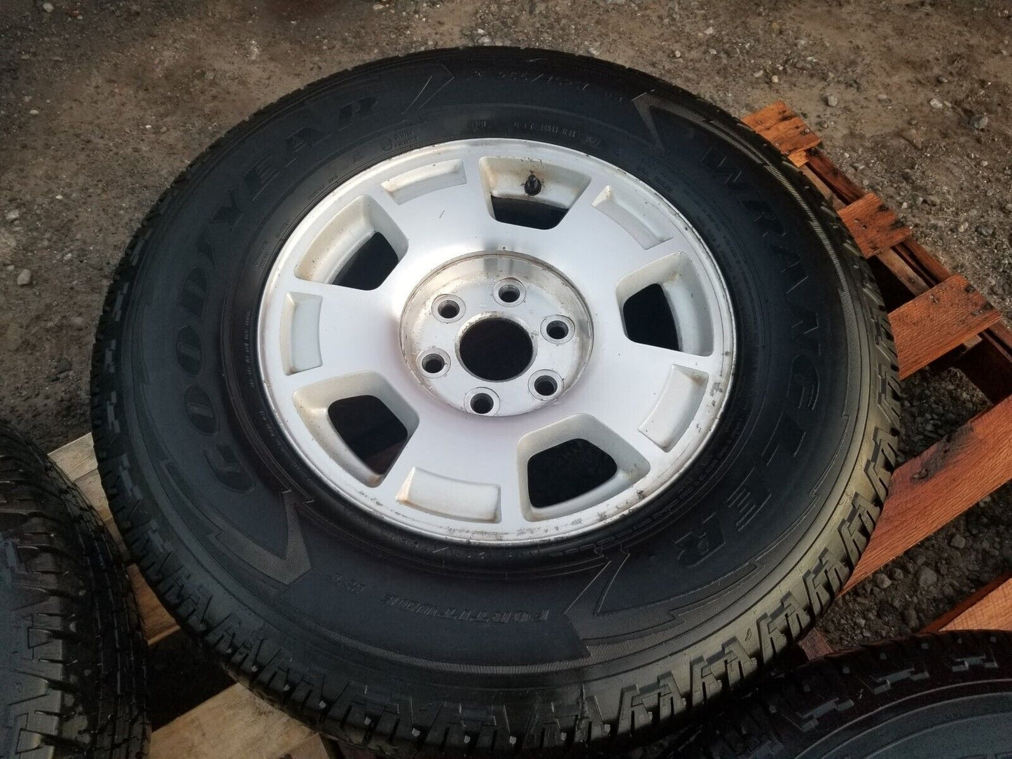 10-14 Chevrolet Suburban Wheel Goodyear Wrangler 265/70r17 11.5/32" 4pcs OEM
