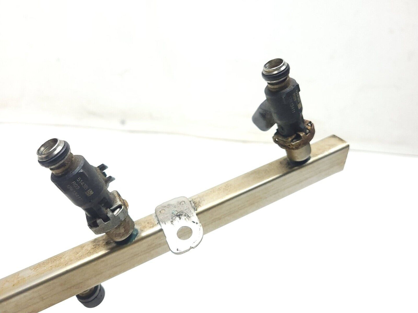 10-14 Chevrolet Suburban Fuel Rail W/ Injectors 5.3l OEM