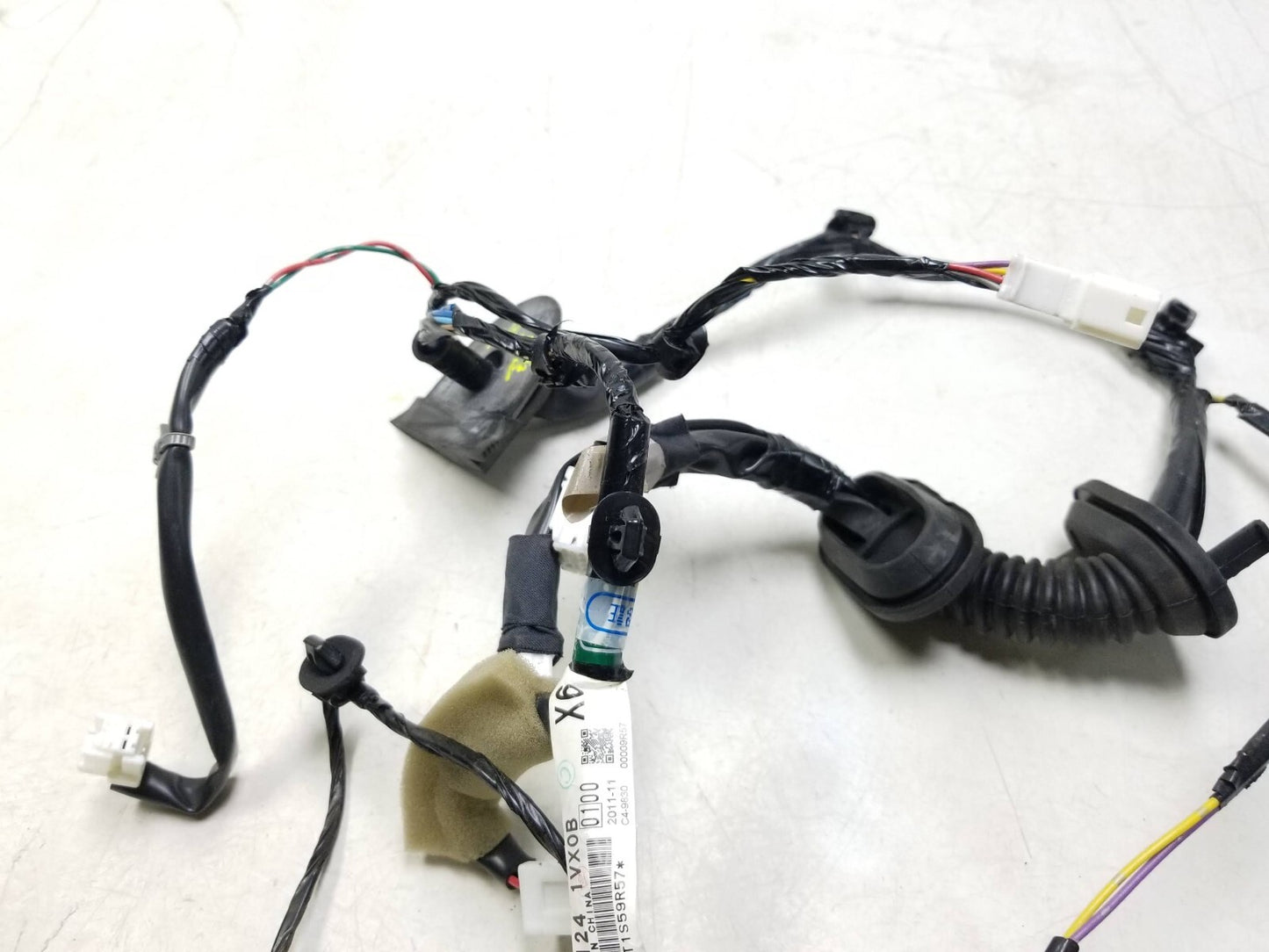 2011 - 2014 Nissan Rogue Front Door Wire Harness Passenger Right OEM