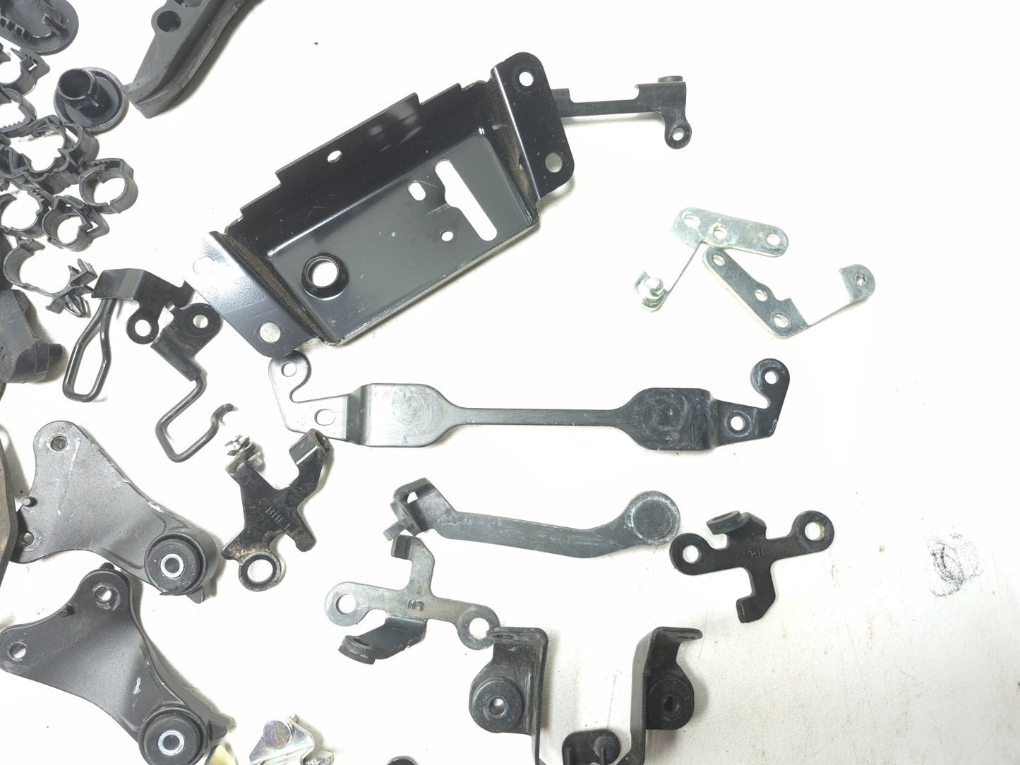 2025 Yamaha Xsr900 Misc Bolt & Hardware Bracket Set OEM