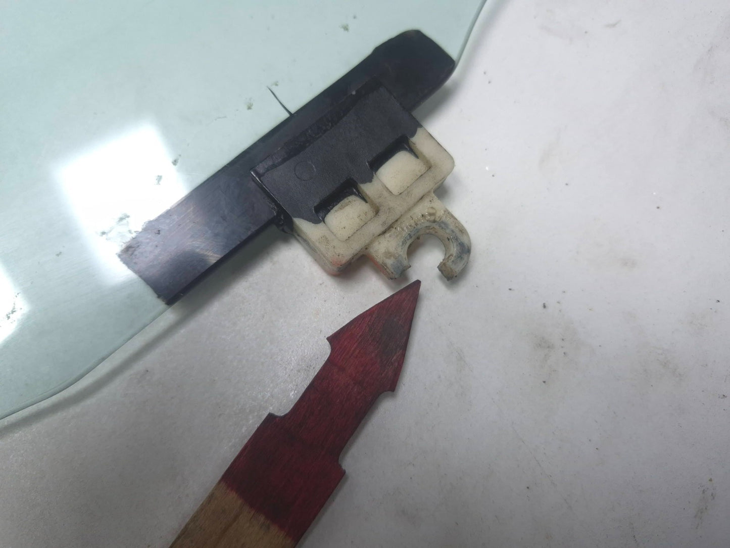 2004 Toyota Corolla Front Door Window Glass Driver Side Left OEM