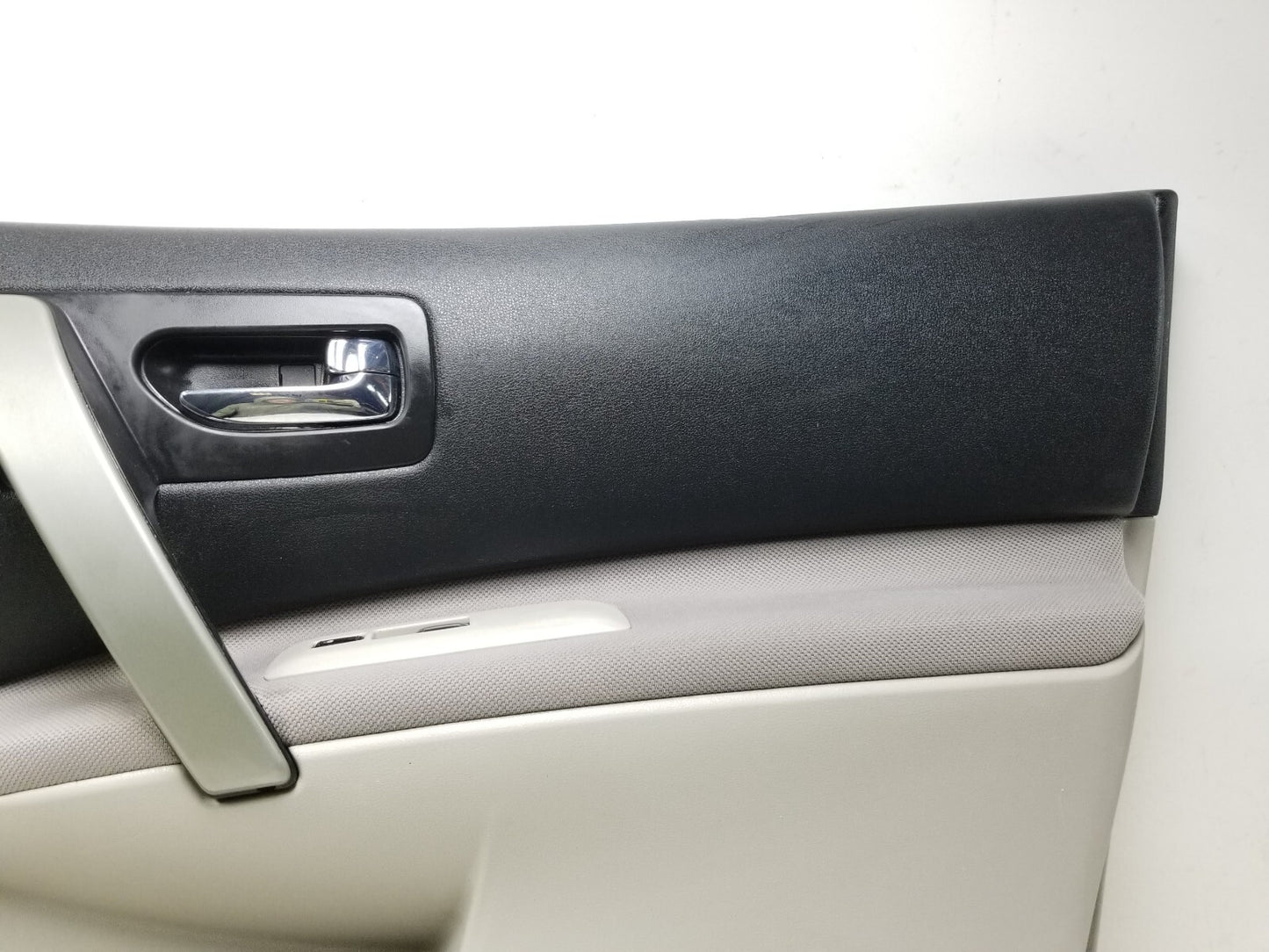 08-14 Nissan Rogue Door Panel Trim Front Passenger Side Right OEM ✅