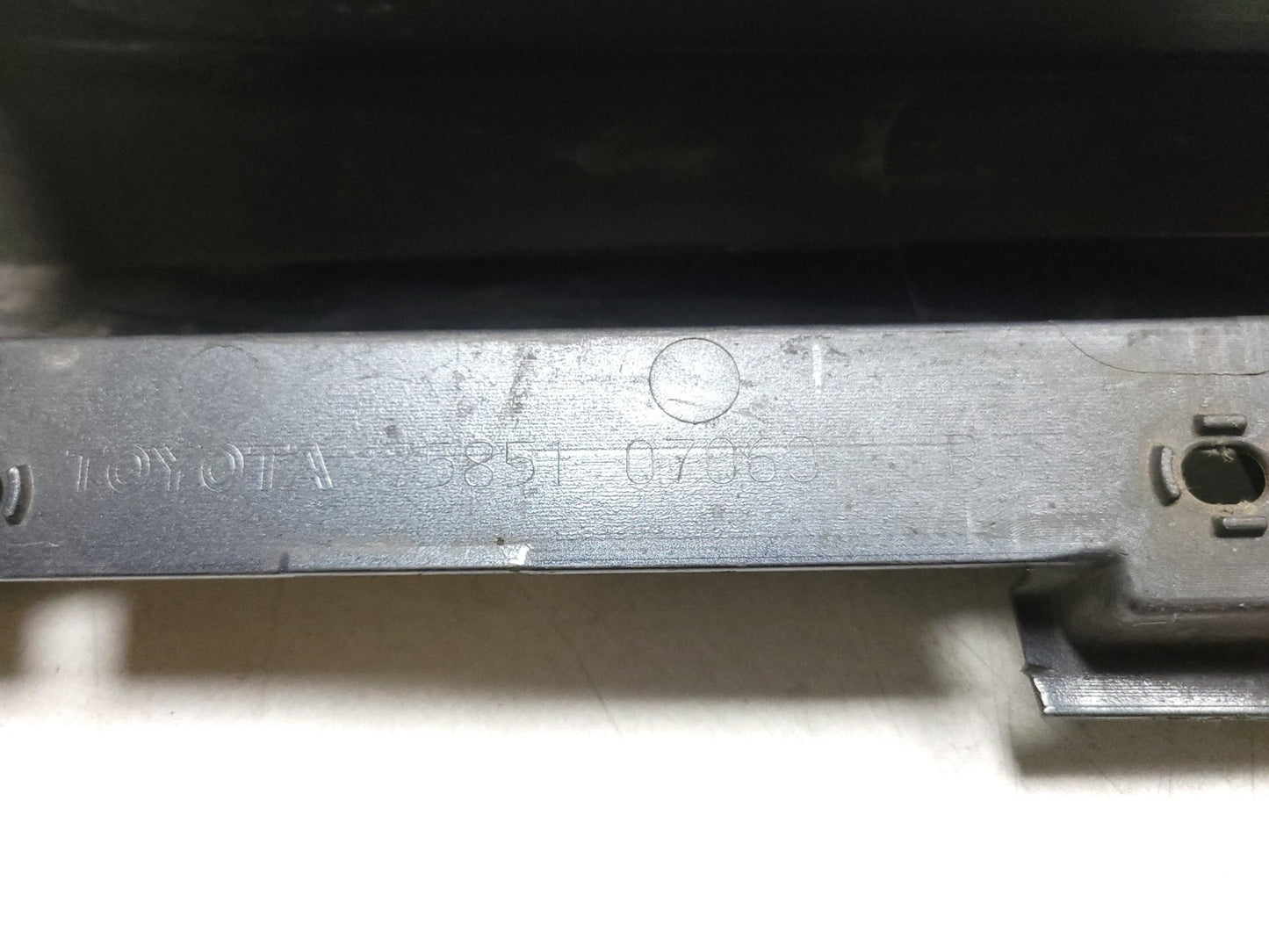 15 2015 Toyota Avalon Rocker Panel Skirt Molding Passenger Side Right OEM