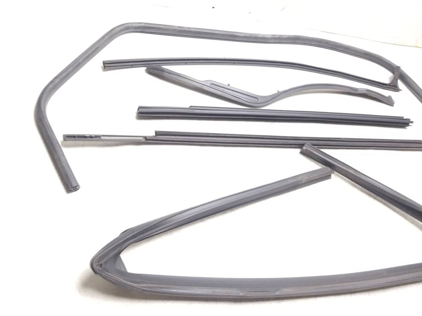 11 20 Dodge Grand Caravan Door Glass Belt Seal Molding Rear Passenger Side OEM