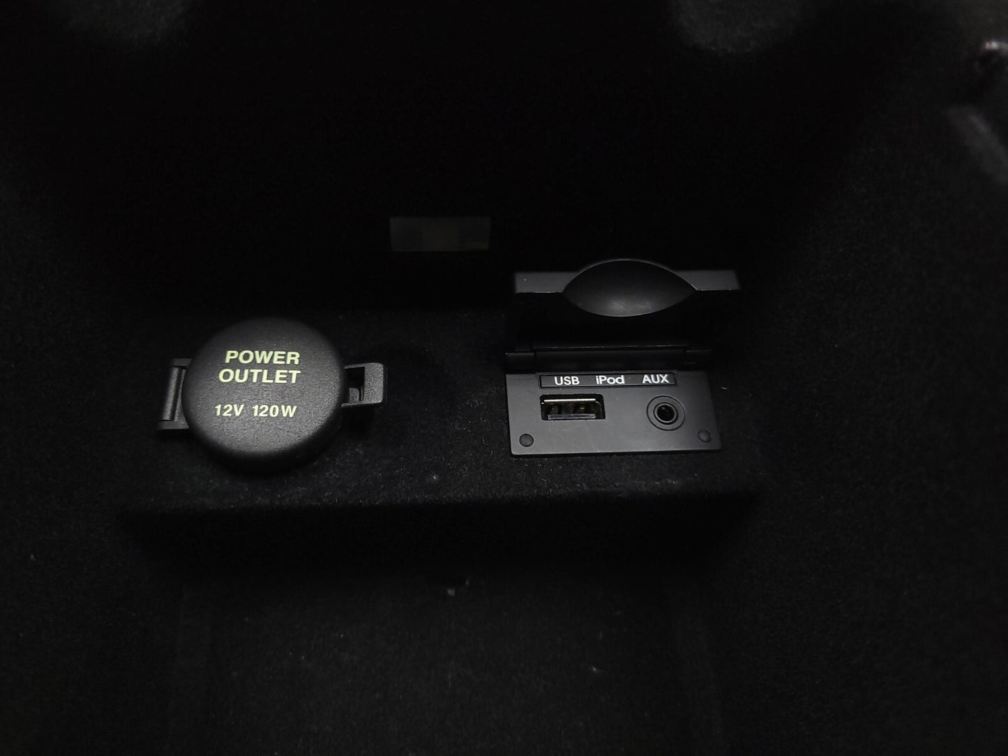 09-14 Hyundai Genesis Center Console Storage Tray Aux Ipod Usb Socket OEM Sedan