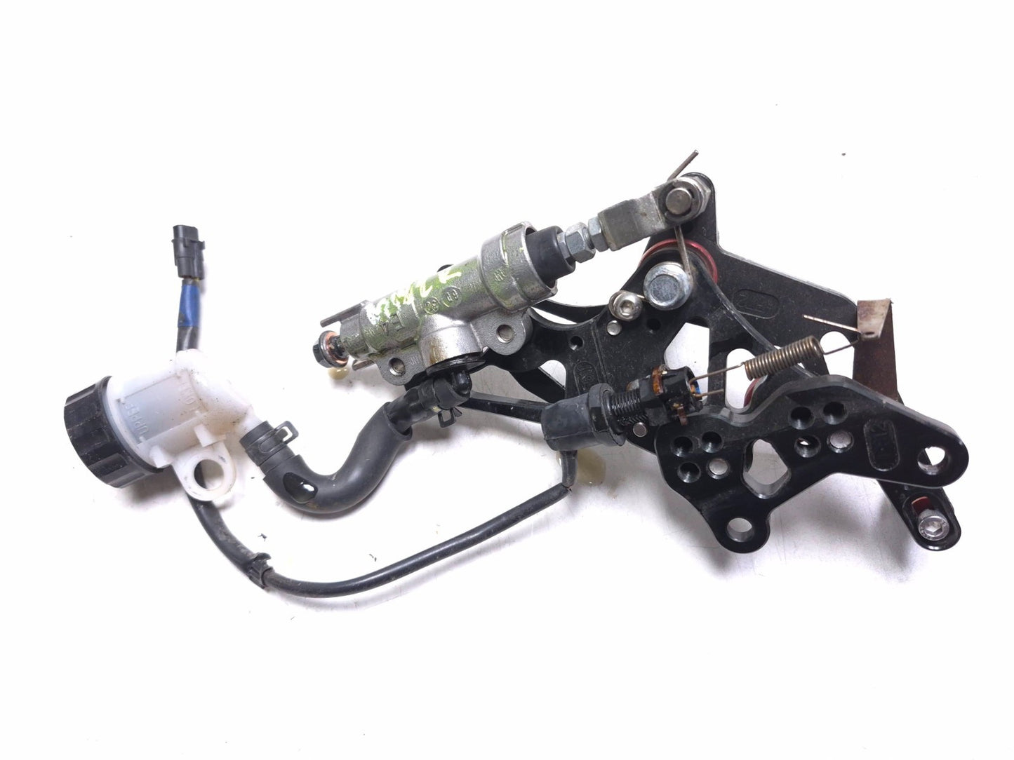 2016 Yamaha Yzf R3 Right Footrest W/ Rear Brake Cylinder W/ Pedal Assy OEM