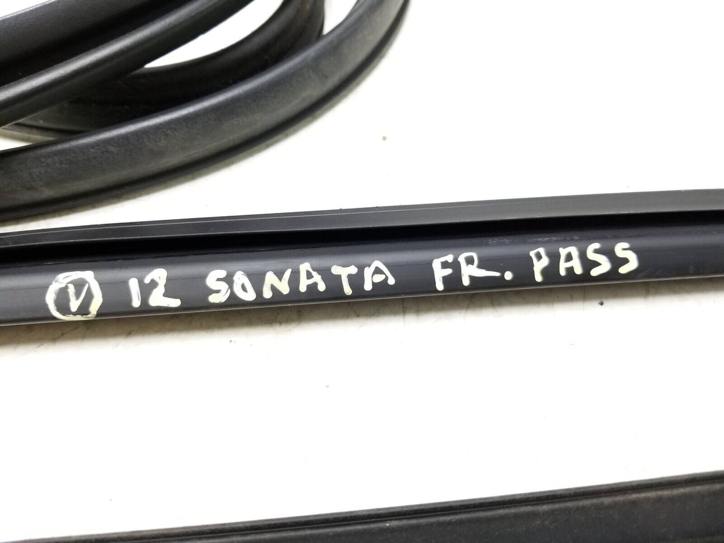 11-14 Hyundai Sonata Door Weatherstrip Seal & Belt Front Passenger Side Rh OEM