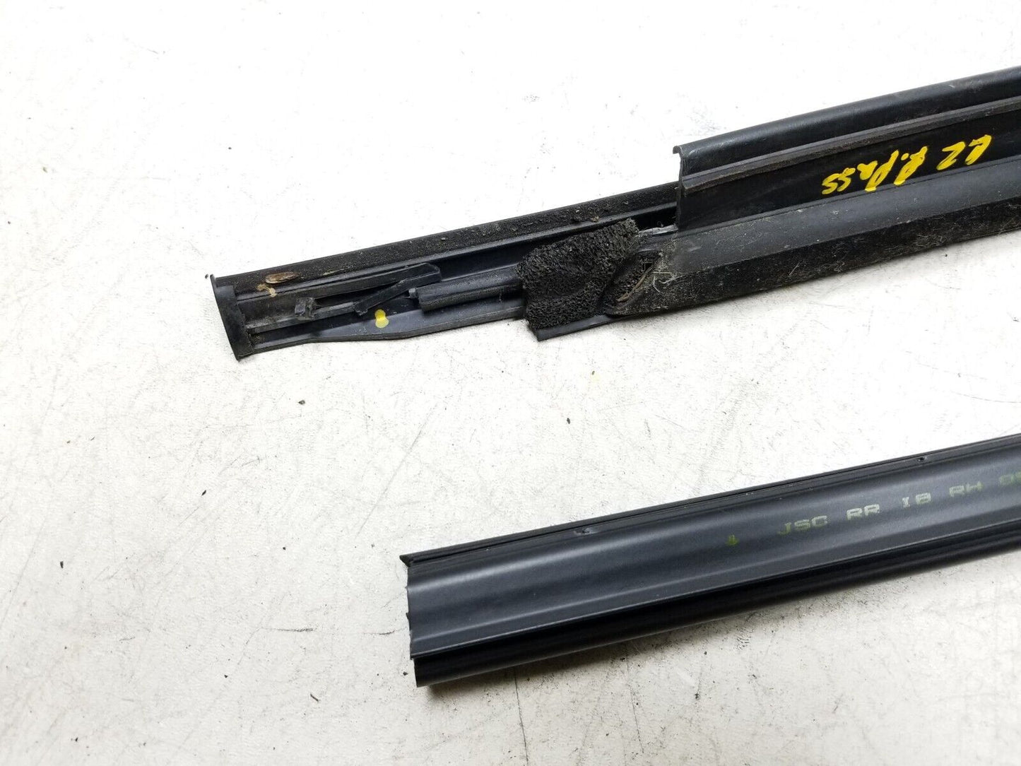 11-14 Chrysler 200 Sedan Window Belt Seal Rear Passenger Side Right 2pcs OEM