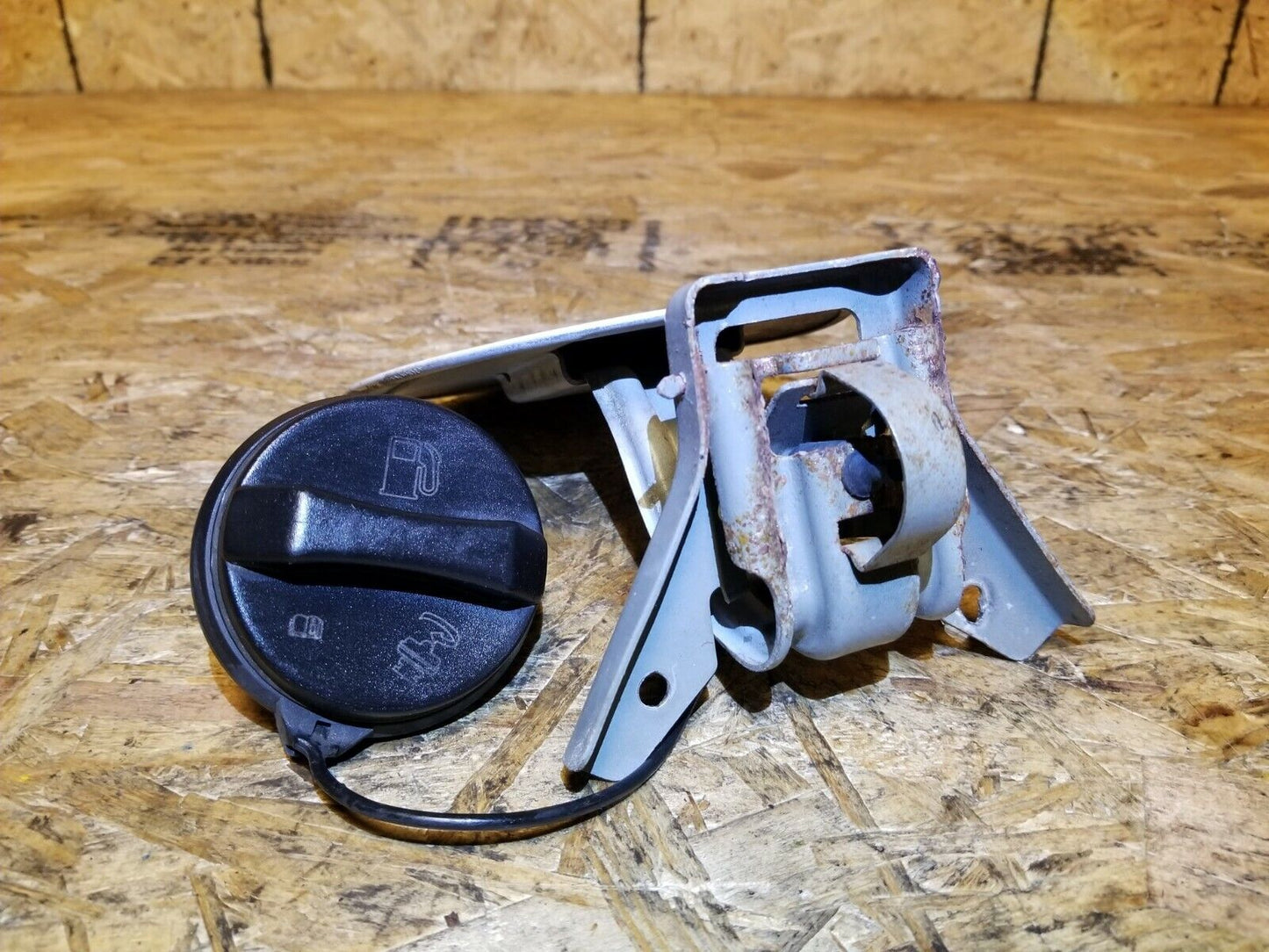 2004 - 2009 Cadillac SRX Fuel Tank Door & Cap OEM