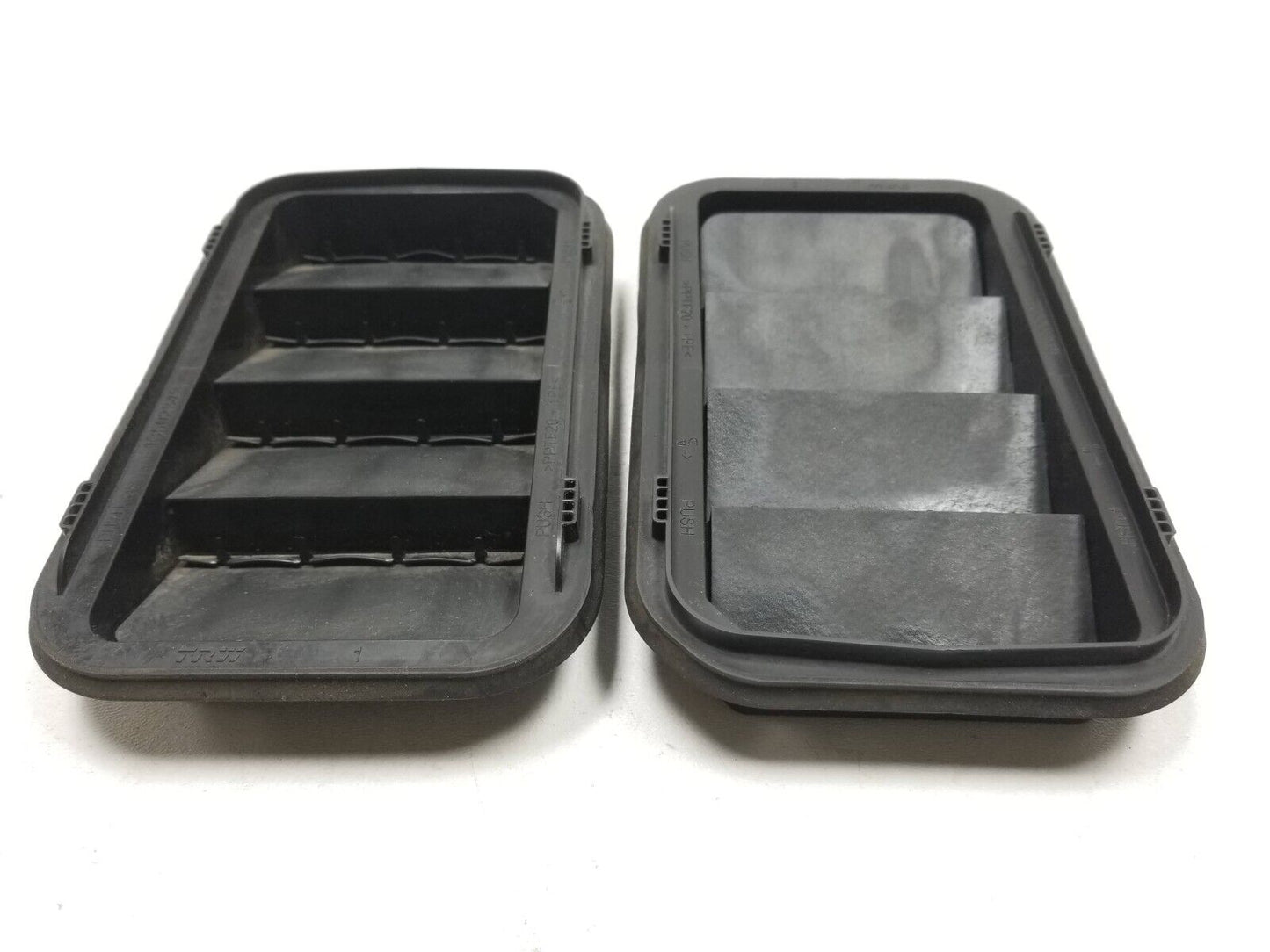 13 14 15 16 GMC Acadia Cab Pressure Vent 2pcs 13502349 OEM