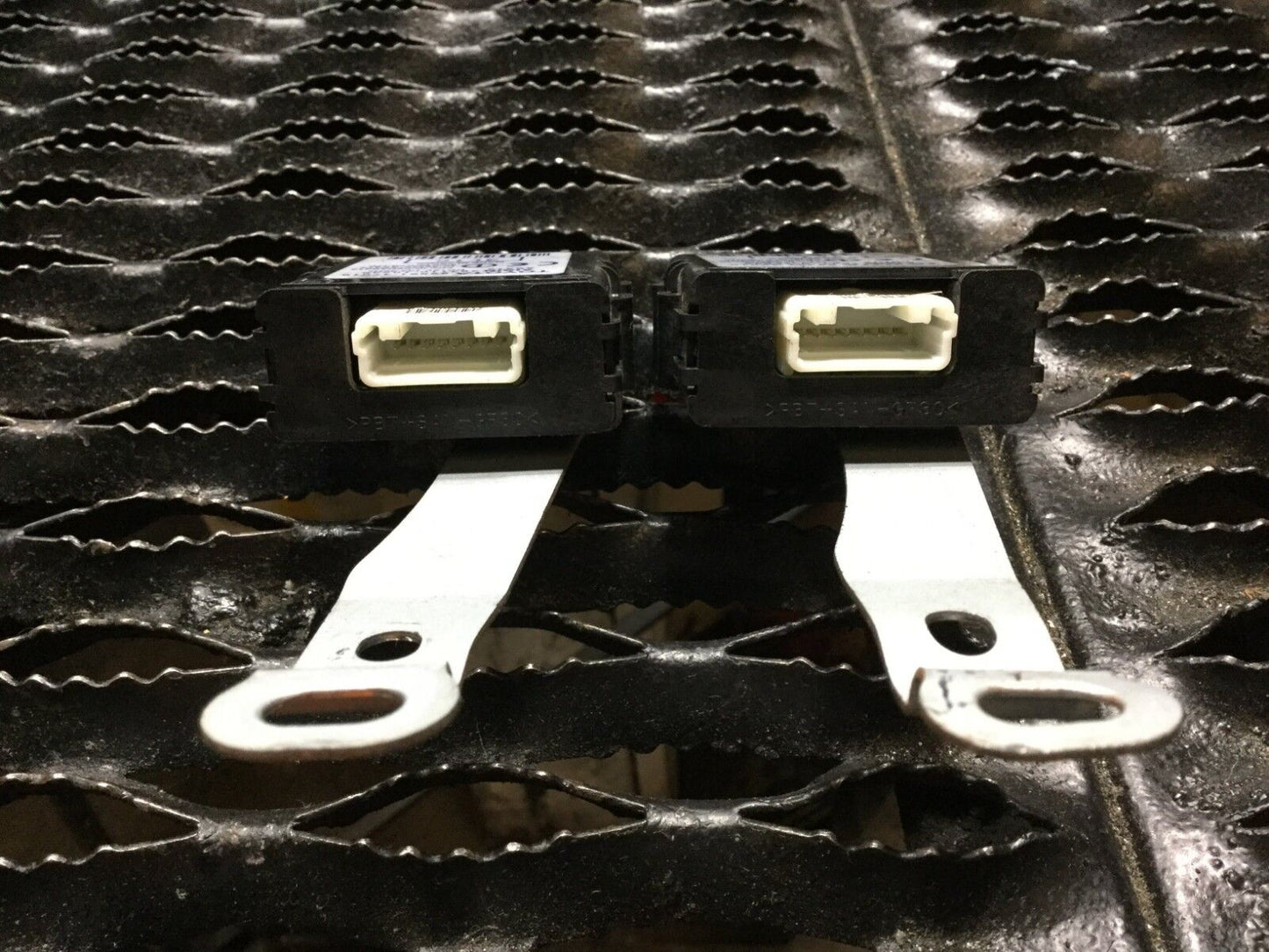 04 05 06 07 08 09 Toyota Prius Front Lh & Rh Indoor Oscillator Module 2pcs  OEM