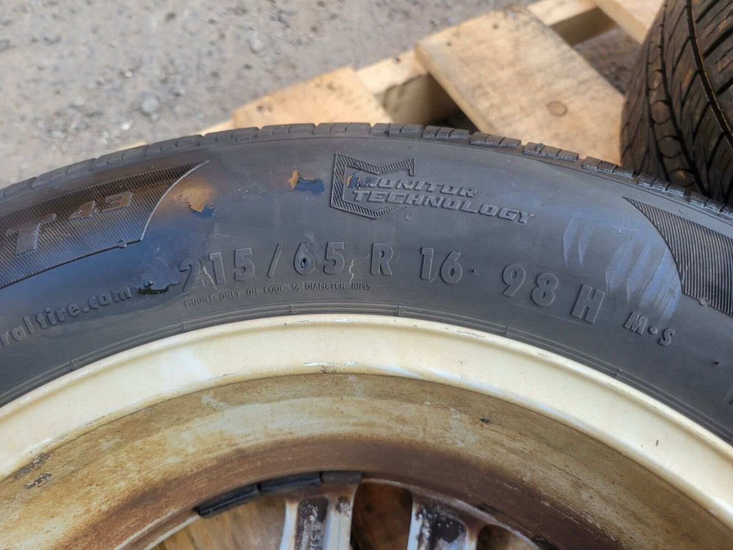 09- 18 Volkswagen Tiguan Wheel Rim W/ Tire General 215/65r16 Pair OEM