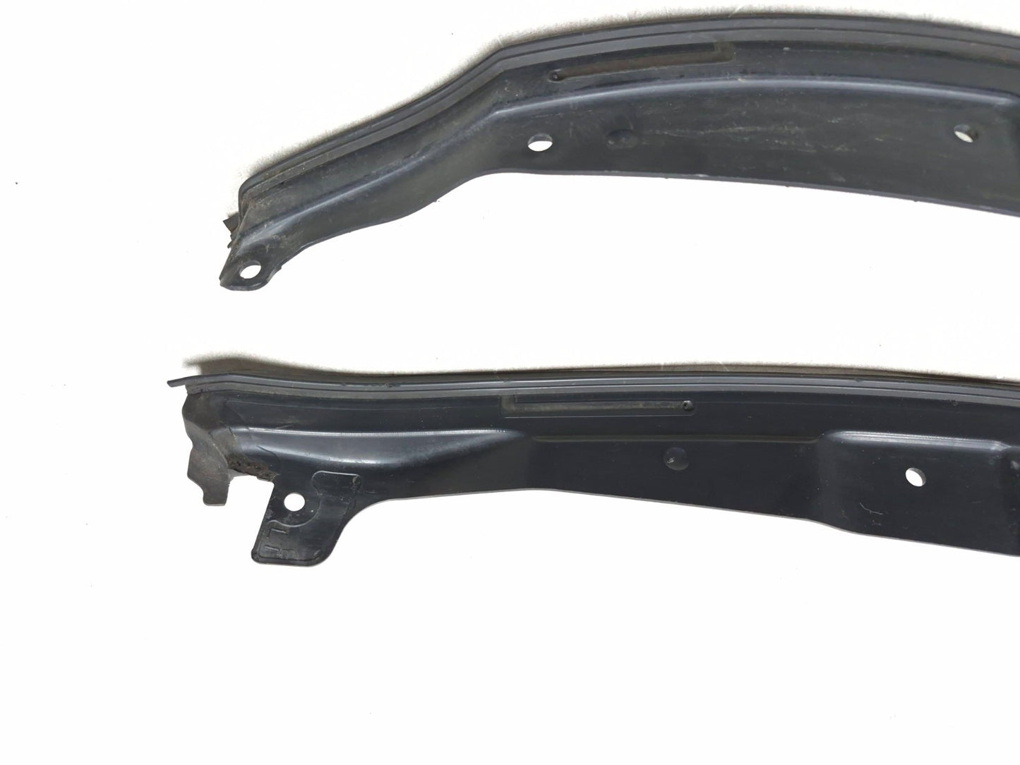 2018 Chrysler 300 Front Fender To Door Weatherstrip Seal Left & Right OEM