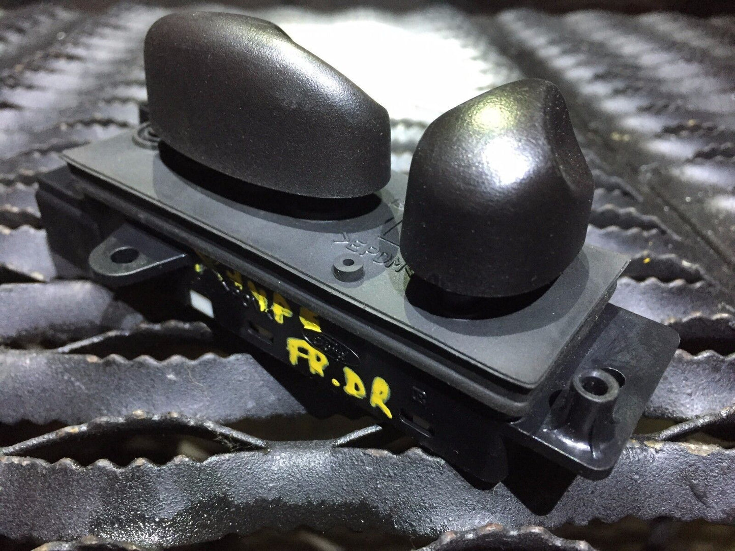 03-08 Jaguar X-type Driver Power Seat Switch Left Front  Adjust W/o Memory OEM