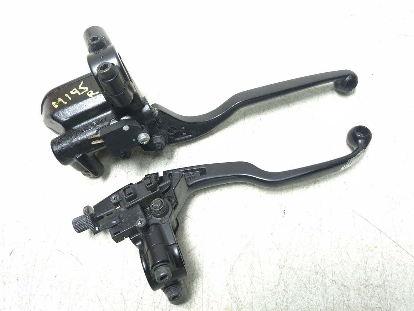 2019 Kawasaki Z400 Er400d Front Brake Master Cylinder & Clutch Lever Pair OEM
